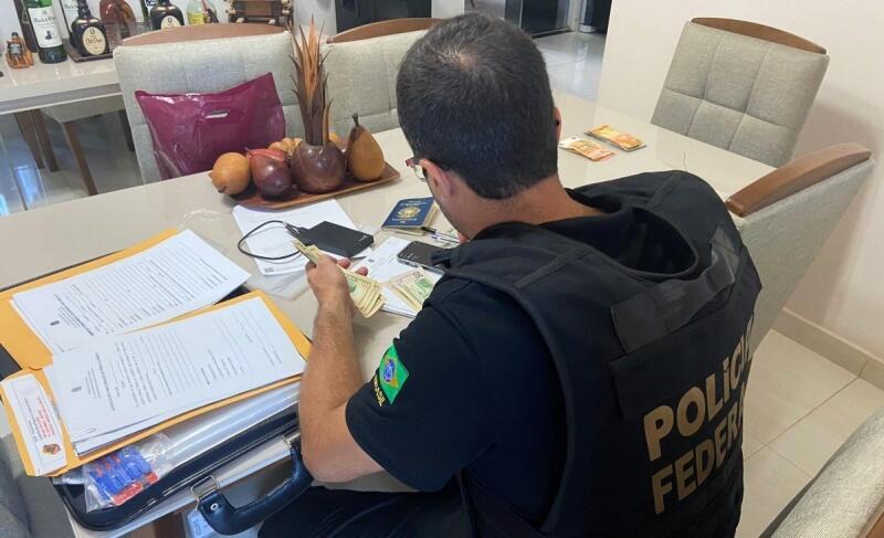Policial federal durante operação iniciada nesta quinta-feira (Foto: PF)