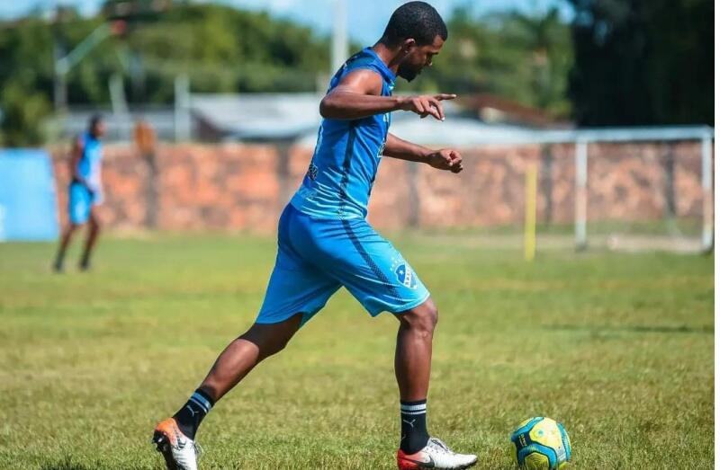 Beque Selson em treino pelo Mundão; são 73 jogos e 9 gols pelo clube.  Crédito: Hélio Garcias