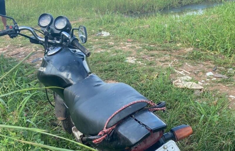 Moto recuperada na lagoa pelo 2° Batalhão da Polícia Militar (Foto: Divulgação)