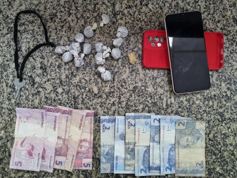 Material apreendido com o suspeito, pelo Primeiro Batalhão da Polícia Militar (Foto: Divulgação)