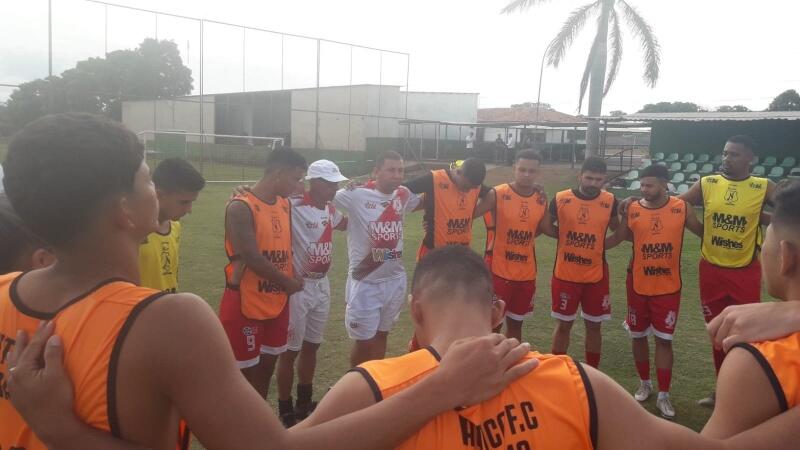 Elenco do Timbú reunido antes do treino, no DF. (Crédito: Vânia Pereira/Náutico)