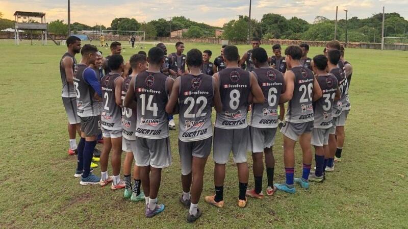 O elenco do São Raimundo-RR durante treino no Centro de Treinamento (Foto: Instagram São Raimundo-RR)