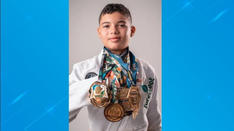 Kayron Noronha exibe medalhas conquistadas na carreira (Foto: Divulgação)