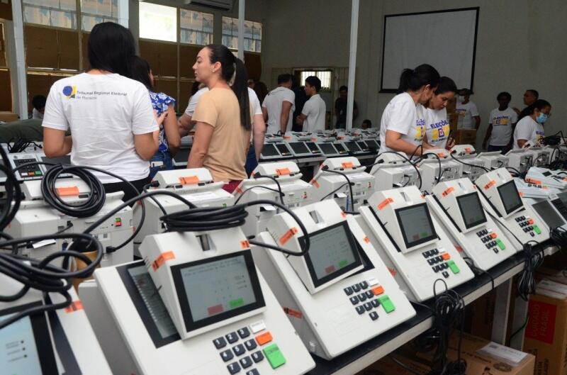 Ao todo, 51 pessoas participaram do processo e 1268 urnas foram lacradas (Foto: Nilzete Franco/Folha BV)