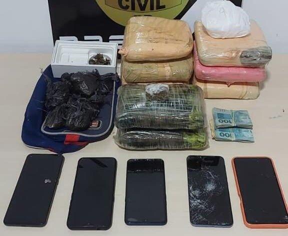 Durante as ações foram apreendidos no total cinco quilos de skunk (supermaconha), um automóvel, a quantia de R $1.424,00, além de objetos como TVs e celulares. (Foto: Divulgação)