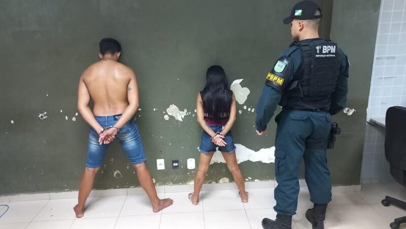 O casal foi apresentado na Central de Flagrantes juntamente com o material apreendido (Foto: Divulgação)