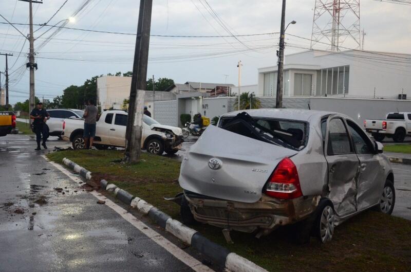 Com o impacto, o Etios rodou na pista e colidiu no poste de energia. (Foto: Nilzete Franco/FolhaBV)