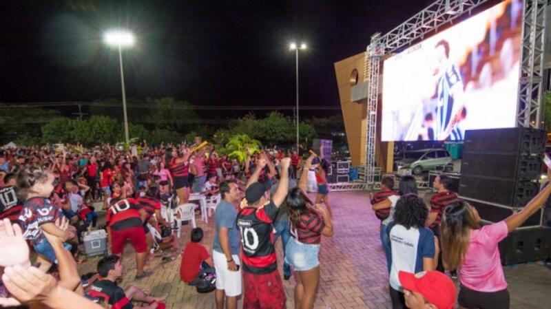 Telão na praça Fábio Pacarat, montado para a semifinal da Libertadores em 2019 (Foto: Andrezza Mariot/Semuc)