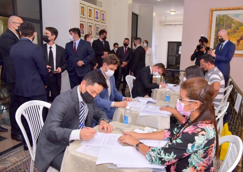 Servidores tomando posse de cargos no Governo (Foto: Divulgação)