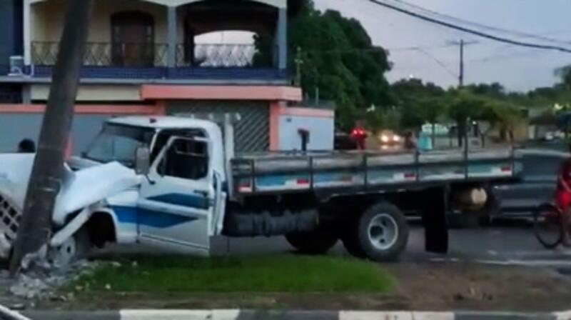 Estado da caminhonete após a batida no poste (Foto: Reprodução)