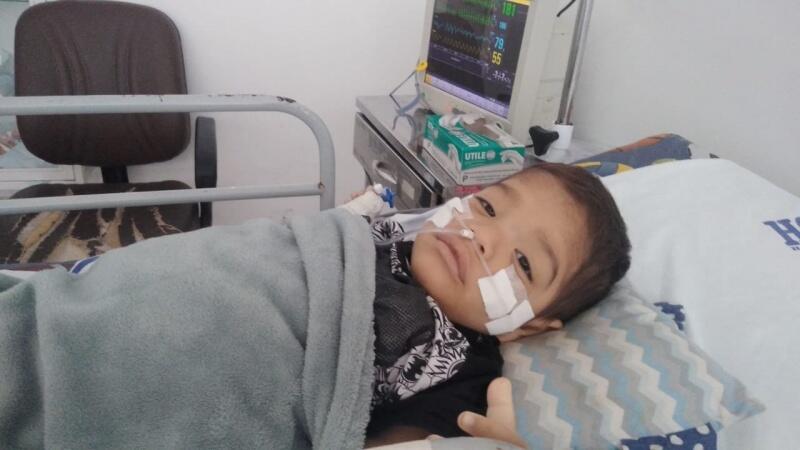 Pensando na saúde do neto, a avó de Symon, Maria Valcirene, iniciou uma vaquinha para ajudar na compra da medicação. (Foto: Arquivo pessoal)