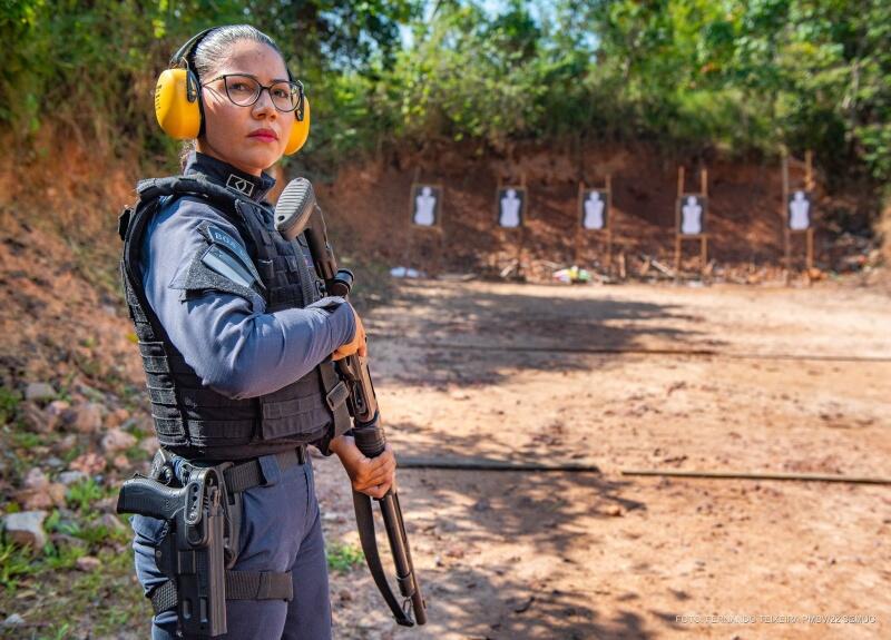 Fernanda Rodrigues da Silva, uma das servidoras que entrou recentemente no quadro da corporação e já passou por um treinamento para usar armamento (Foto: Divulgação)
