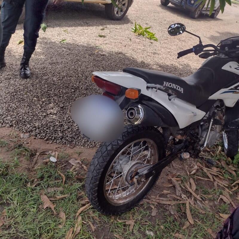 A moto estava com algumas avarias e sem a chave na ignição (Foto: Divulgação)