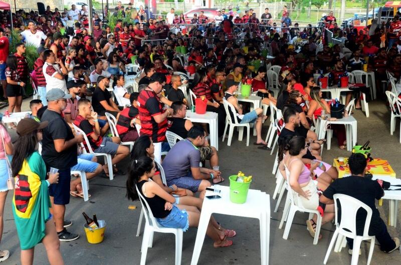 Torcedores assistindo em um dos pontos da cidade (Foto: Nilzete Franco/FolhaBV)