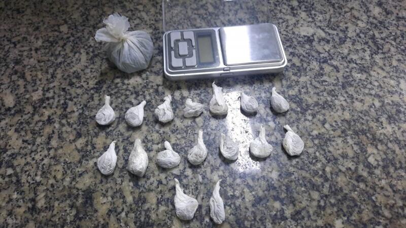 Trouxinhas de maconha e balança de precisão apreendidos com os envolvidos (Foto: Divulgação)