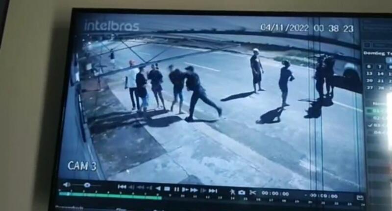 Momento em que o jovem é agredido (Foto: Reprodução)