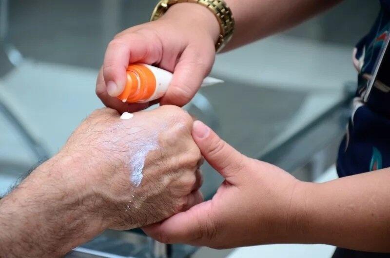O FPS está presente no protetor solar facial e corporal (Foto: Arquivo FolhaBV)