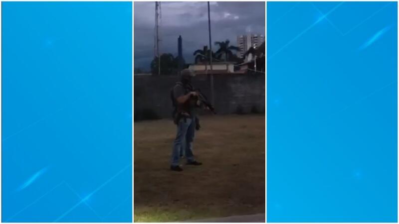 Imagem de momento da operação na casa do investigado (Foto: Reprodução)
