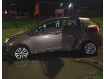 Veículo recuperado em um buraco, em uma lagoa (Foto: Divulgação)