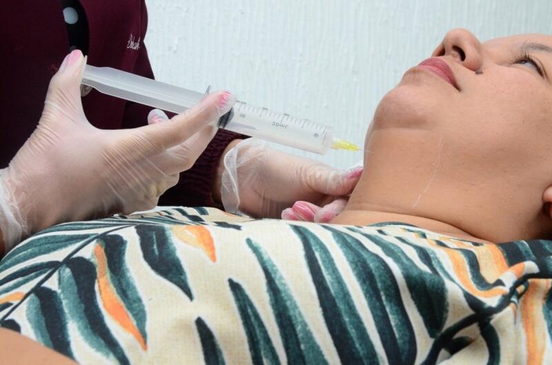 Aplicação é feita com gás ozônio, acelera o metabolismo e aumenta a oxigenação do tecido (Foto: Nilzete Franco/FolhaBV)