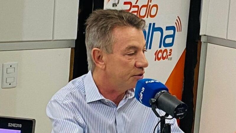 O governador Antonio Denarium em entrevista ao programa Agenda da Semana, da Folha FM (Foto: FolhaBV)
