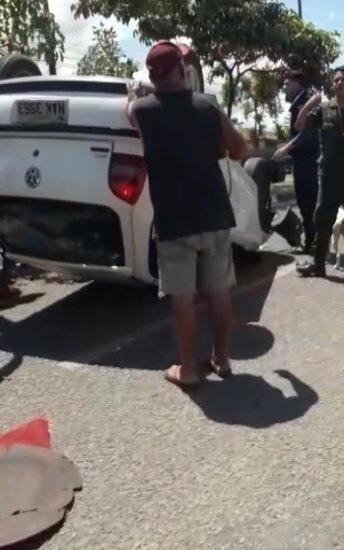 Veículo ficou 'de cabeça para baixo' após o acidente - Foto: Reprodução/WhatsApp