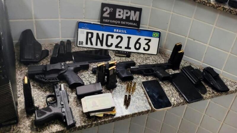 Os envolvidos e os materiais apreendidos foram apresentados na Central de Flagrantes (Foto: FolhaBV)