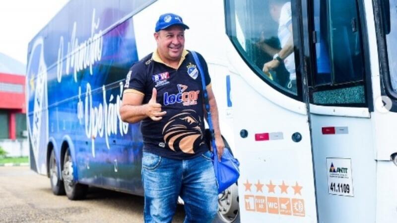 O técnico Chiquinho Viana em chegada à Vila Olímpica para jogo da Série D (Foto: São Raimundo-RR)