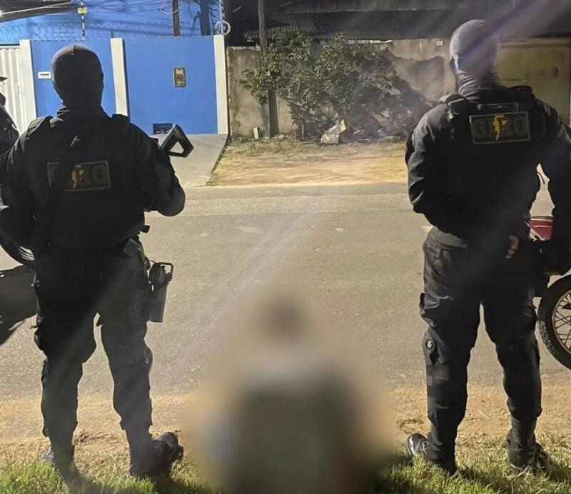 L.A.F estava trafegando em via pública pilotando uma motocicleta em alta velocidade e ao avistar os policiais tentou escapar da abordagem policial, mas foi alcançado. (Foto: Divulgação)