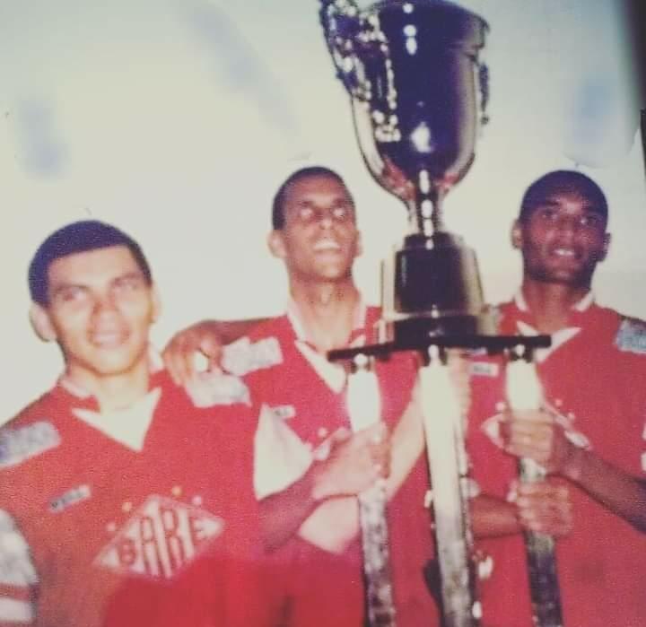 Eloy, ex-atacante do Baré com a taça de 1999 (Foto:domínio público)