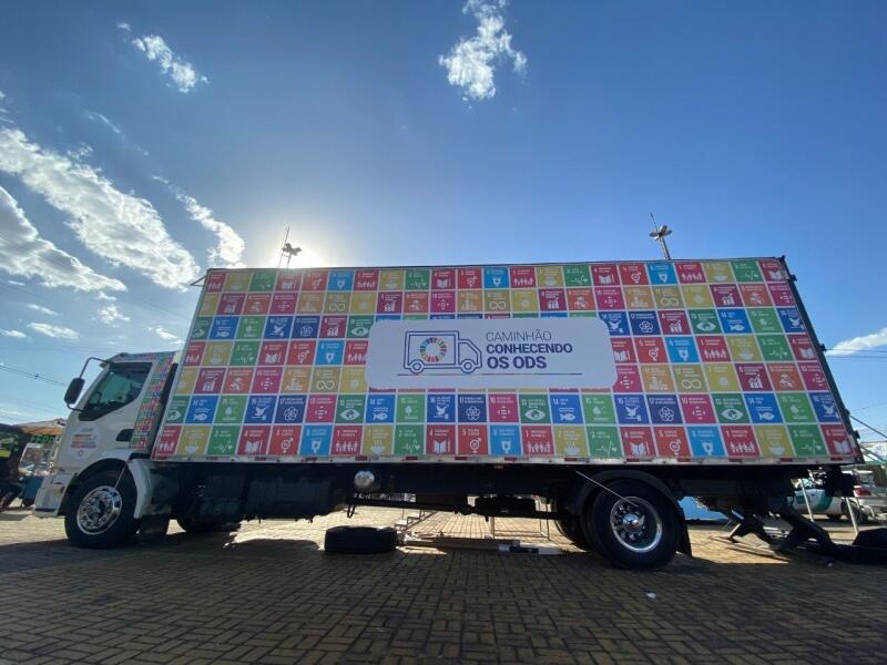O caminhão está na cidade com atividades lúdicas que visam levar informação e ampliar o debate sobre os 17 Objetivos de Desenvolvimento Sustentável para toda a população (Foto: Conhecendo os ODS)