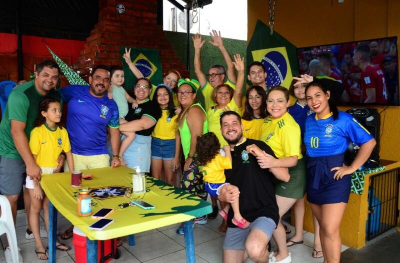 Famílias e amigos se reuniram para torcer (Foto: Nilzete Franco/FolhaBV)