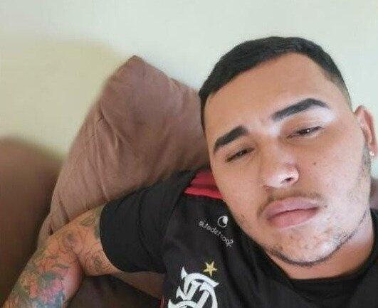 Segundo a Polícia Militar de Roraima a vítima pilotava uma motocicleta e seguia na avenida Parimé Brasil, quando o motorista da caminhonete invadiu a preferencial, colidindo contra Everton (Foto: Reprodução)