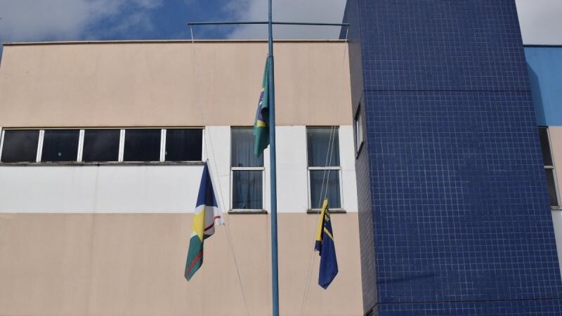 Na data incluída no calendário oficial do Estado, a bandeira nacional será hasteada a meio-mastro (Foto: Arquivo FolhaBV)
