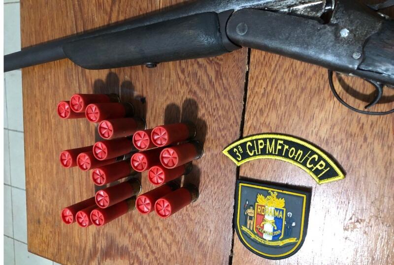 Arma encontrada com o agressor(Foto: Divulgação/PMRR) Arma encontrada com o agressor(Foto: Divulgação/PMRR)