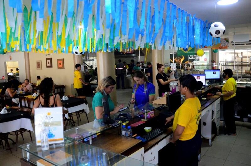 Restaurante da empresária Paula Vizel foi decorado para a Copa do Mundo com as cores do Brasil - Foto: Nilzete Franco/FolhaBV