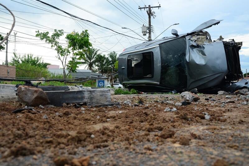 Veículo ficou bastante danificado (Foto: Nilzete Franco/FolhaBV)