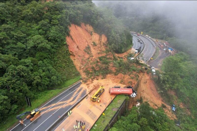 O Corpo de Bombeiros Militar do Paraná encerrou nesta sexta-feira, 2, as buscas por novas vítimas no deslizamento que atingiu a Rodovia BR-376 (Foto: Divulgação)