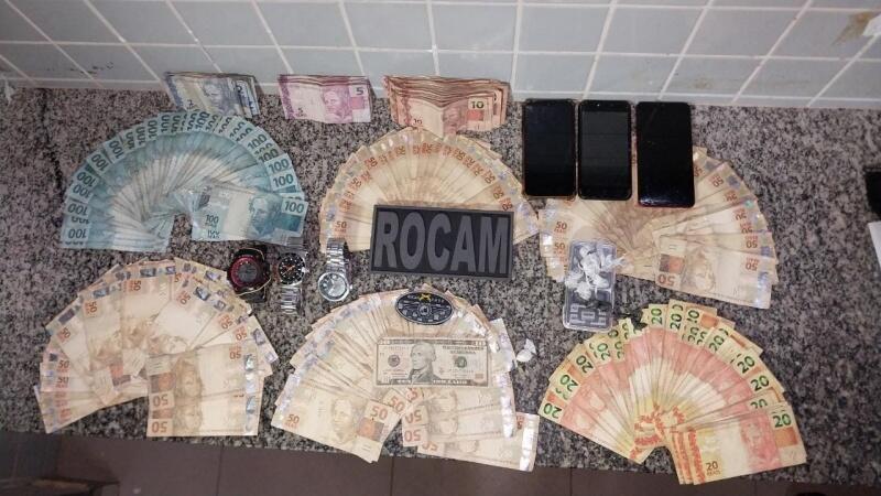 Dinheiro e material apreendido foram levados à delegacia - Foto: Divulgação/PMRR