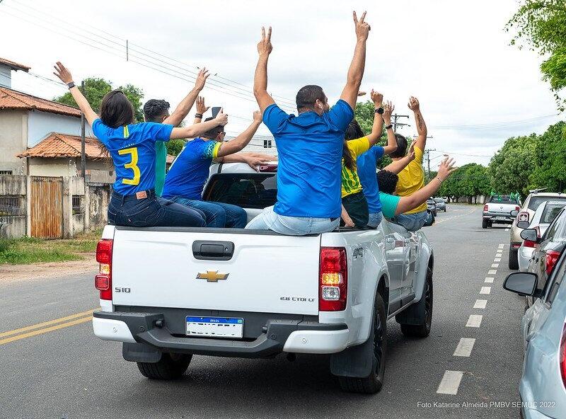 Cuidado na hora das carreatas onde os torcedores costumam subir nas carrocerias de veículos (Foto: Divulgação)