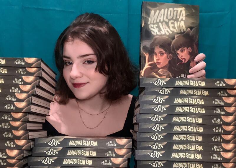 Publicada originalmente em 2021 em sua versão e-book, a obra ganhou edição física capa dura em 2022. O e-book pode ser garantido na página da Amazon e o físico no site da autora (Foto: Divulgação)