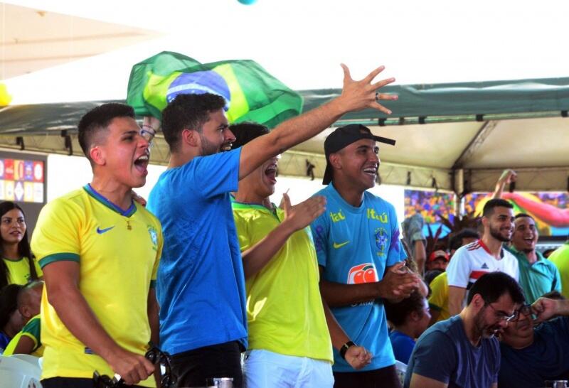 Torcida roraimense vibra com gols do Brasil (Foto: Nilzete Franco/FolhaBV)