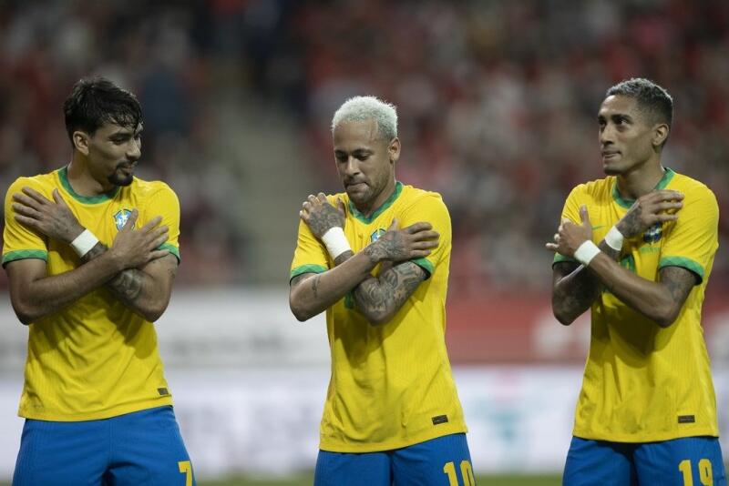 Comemoração de Neymar que fez gol de pênalti (Foto: CBF)