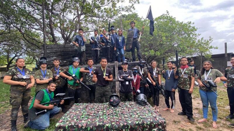 O objetivo do paintball é atingir o oponente, marcando suas roupas com tinta, sem causar dano ou lesão corporal (Foto: Divulgação)
