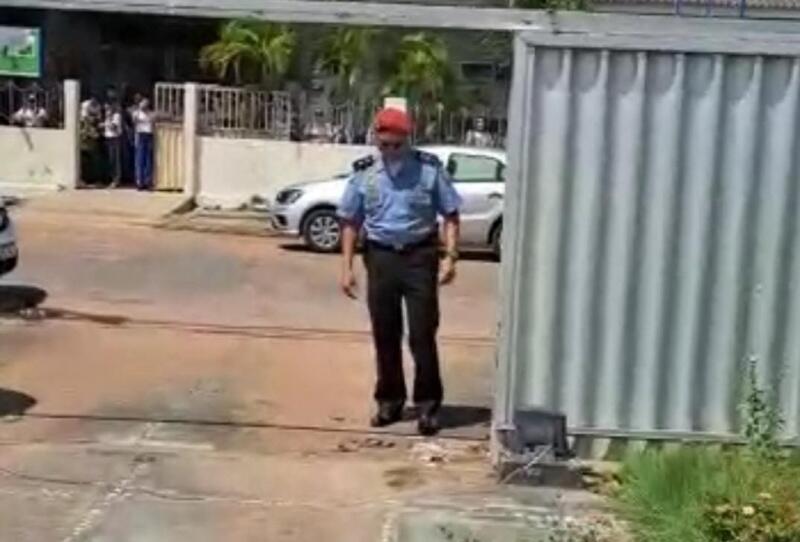 Momento em que o PM estava no portão do advogado (Foto: Reprodução)