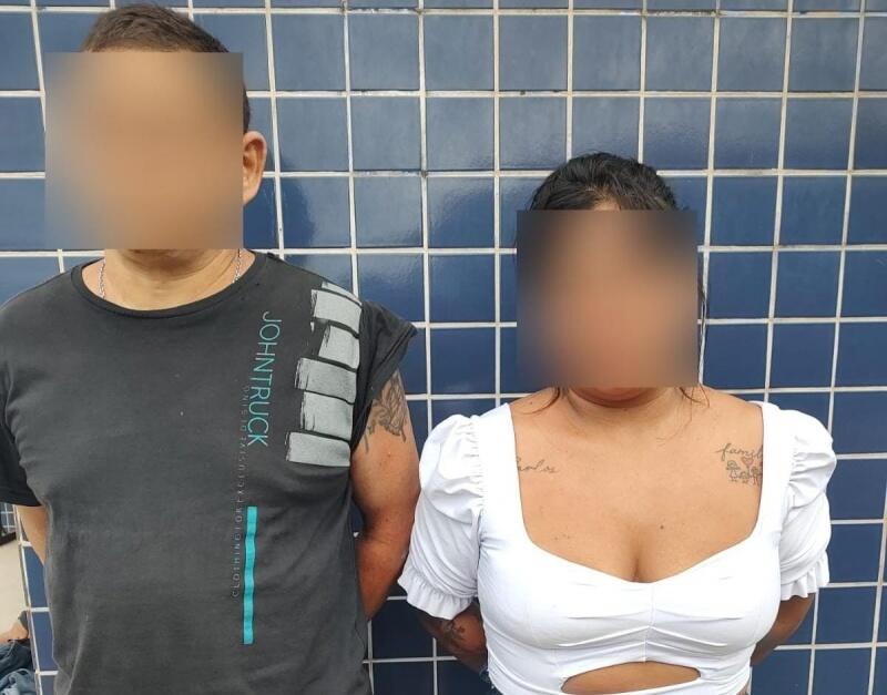 O casal foi apresentado na Central de Flagrantes juntamente com o material apreendido (Foto: Divulgação)