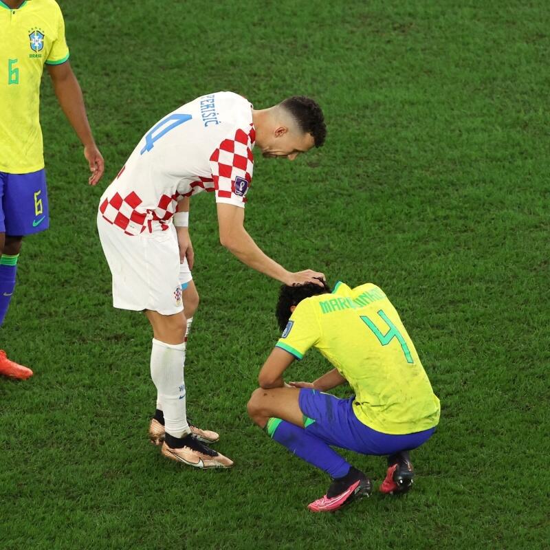 Jogador croata consola jogador brasileiro (Foto: CBF)