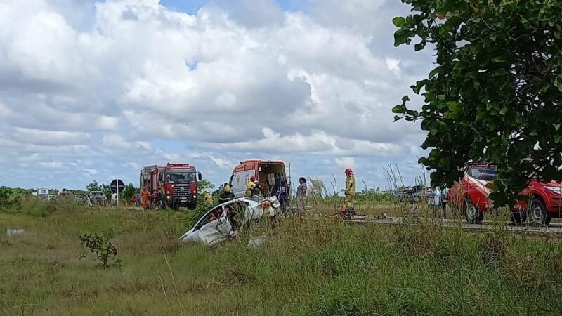 Carros saíram da pista com a força da colisão - Foto: Redes Sociais