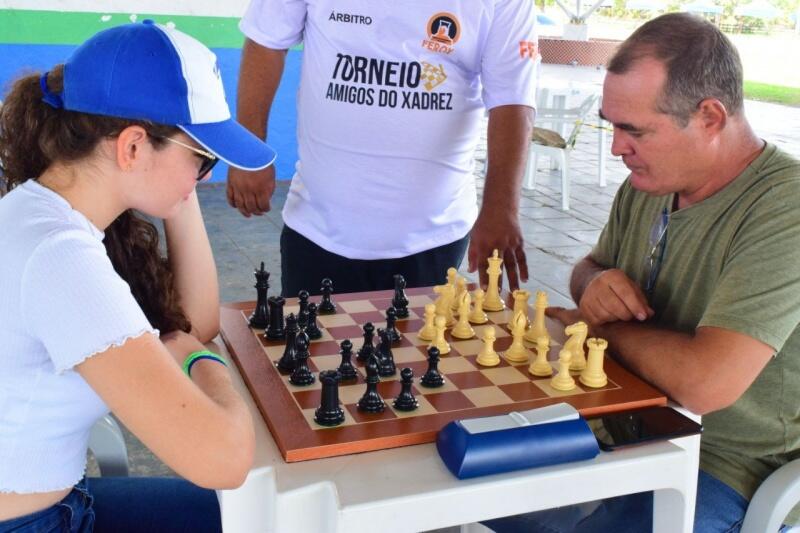 César Cheres, de 53 anos, ensinou a filha Beatriz Cheres, que hoje lhe ensina a jogar (Foto: Wenderson Cabral/FolhaBV)