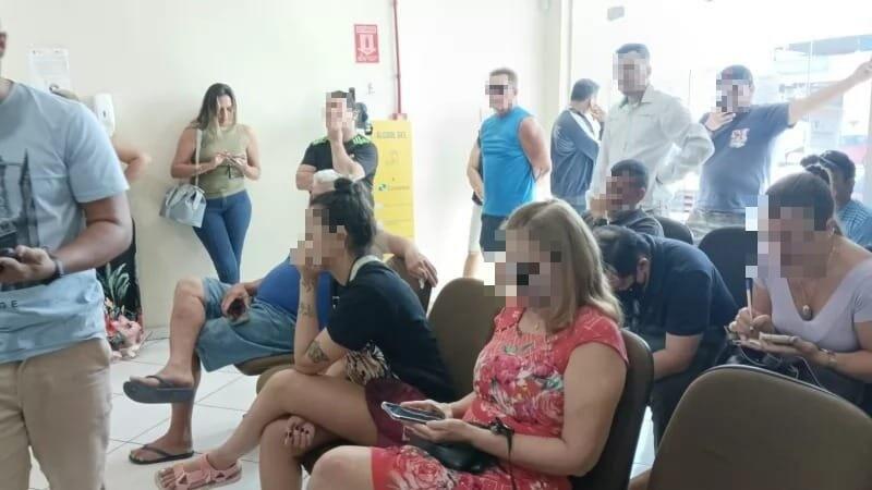 Vários clientes aguardam para conseguir retirar seus pedidos, mas não têm sucesso (Foto: Divulgação)